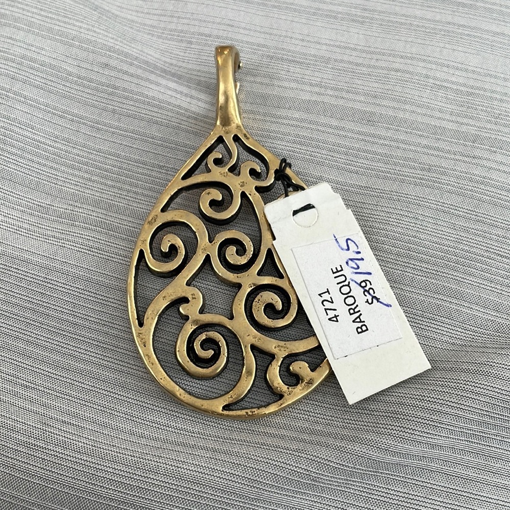 Premier designs baroque pendant. Used as a sample.